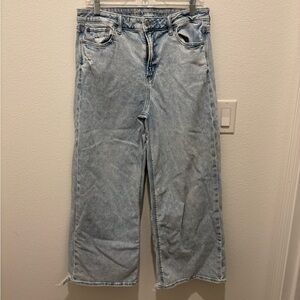 American Eagle Light Wash Super High-Rise Baggy Wide-Leg 10 Short Jeans